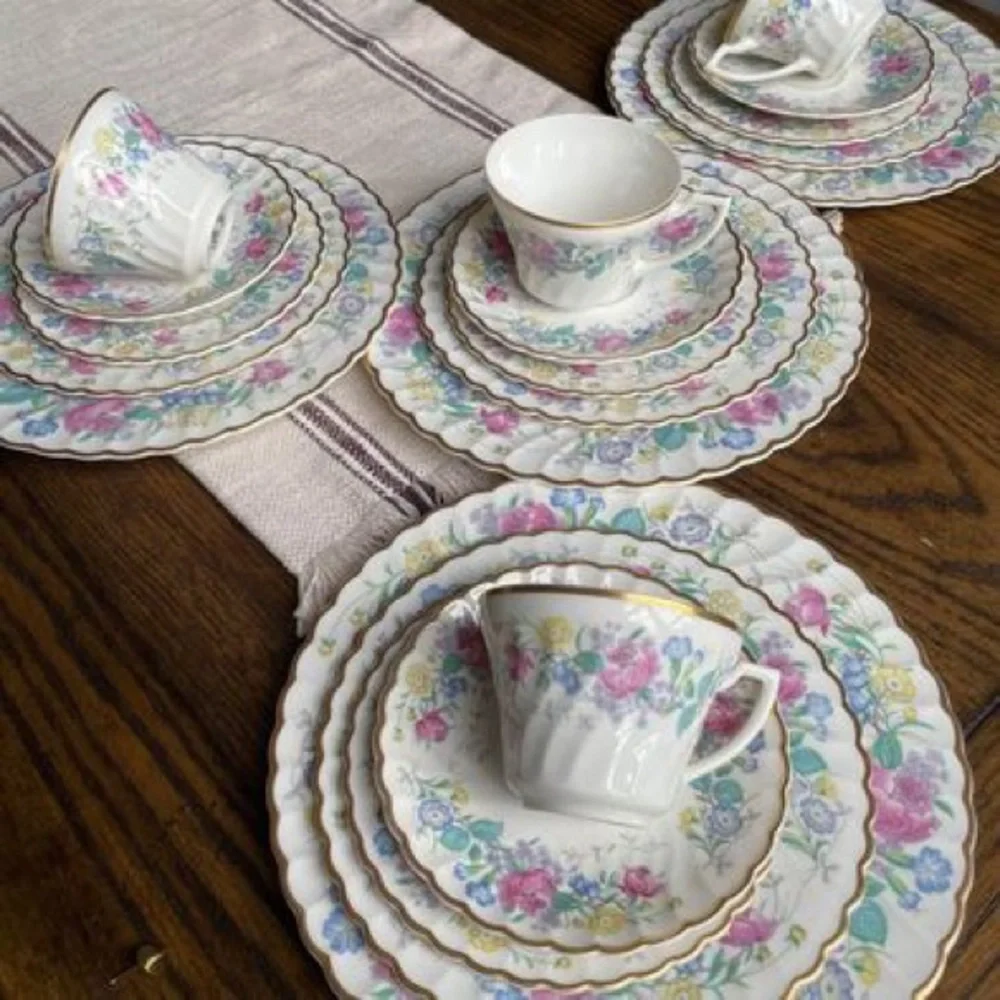 Vintage SYRACUSE China “ LILAC ROSE” scalp, porcelain 5 piece dinner and tea set